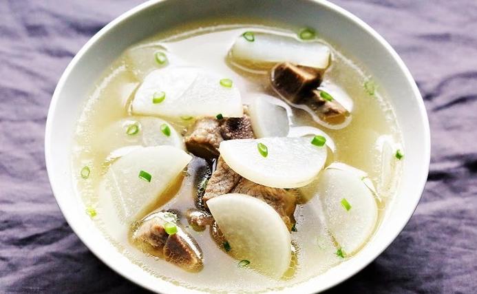 Canh củ cải hầm xương