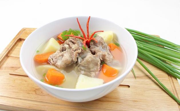 Hành tây nấu gì ngon? Cùng khám phá 3 món ăn hấp dẫn, dễ làm tại nhà 2 Canh hành tây hầm xương